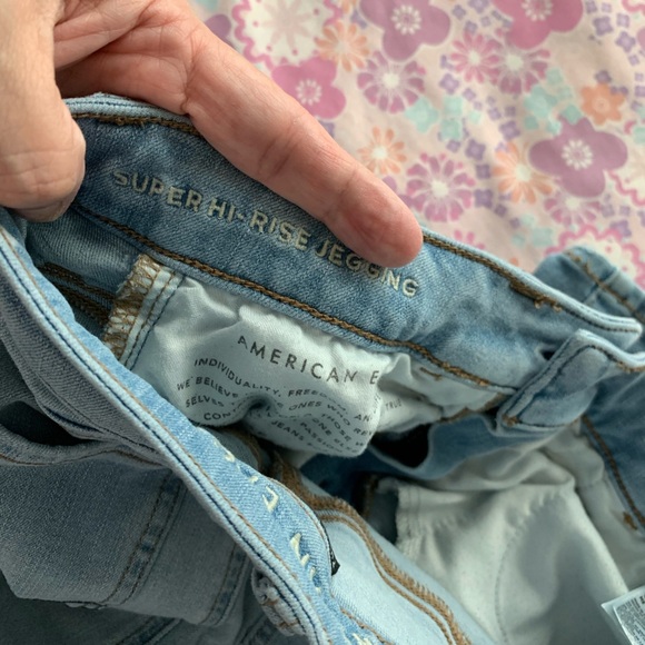 American Eagle distressed light denim sunny jeans size 2 short - Picture 5 of 9